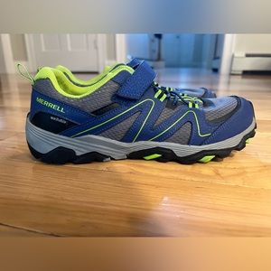 Size 5.5 Wide boys Merrell washable sneaker
